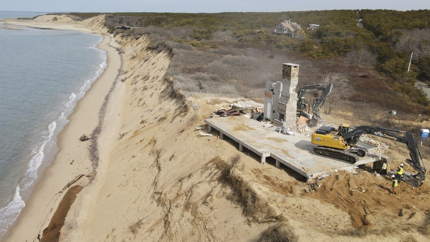luxury-home-at-risk-of-tumbling-into-cape-cod-bay-over-removal-dispute-is-demolished