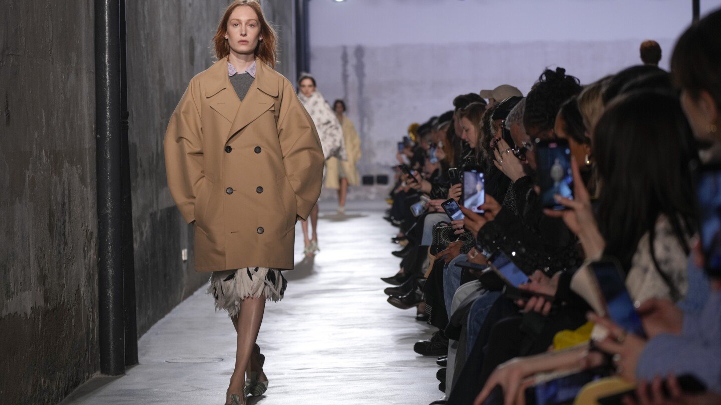 n21-brings-back-wardrobe-staples-with-feathery-details-and-statement-bows