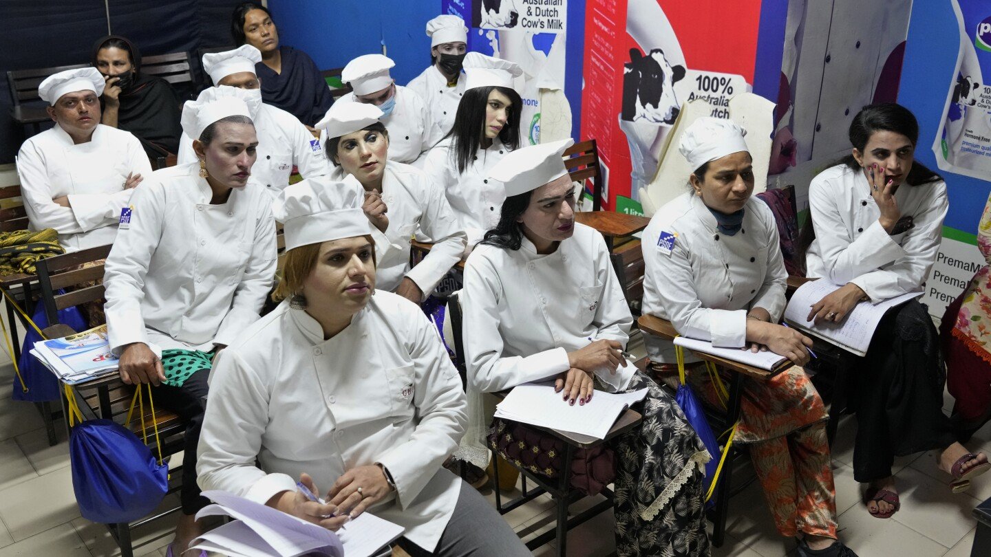pakistan’s-transgender-community-finds-hope-and-dignity-at-a-culinary-school