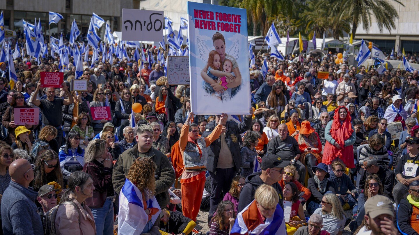 miles-de-israelies-despiden-a-la-familia-bibas,-muertos-en-cautiverio-en-gaza