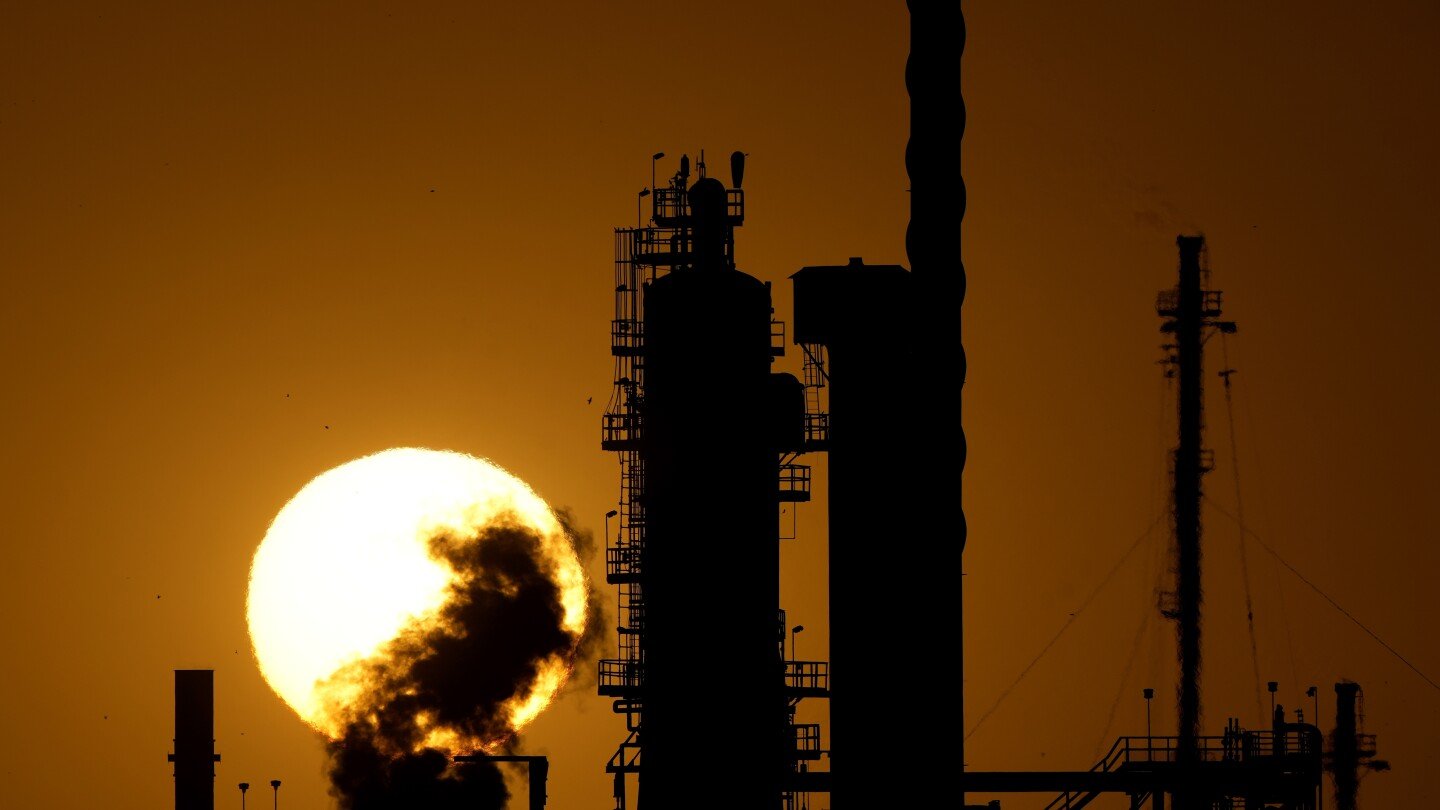 after-a-month-of-trump’s-pro-oil-and-gas-moves,-dems-target-his-energy-emergency