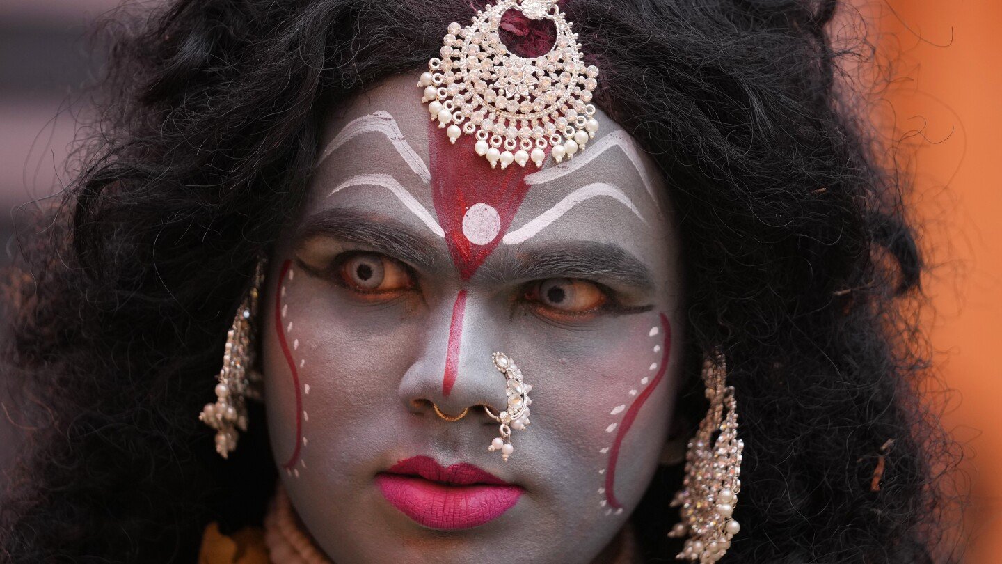 devotos-de-toda-india-celebran-festival-de-shivaratri-en-honor-a-dios-hindu