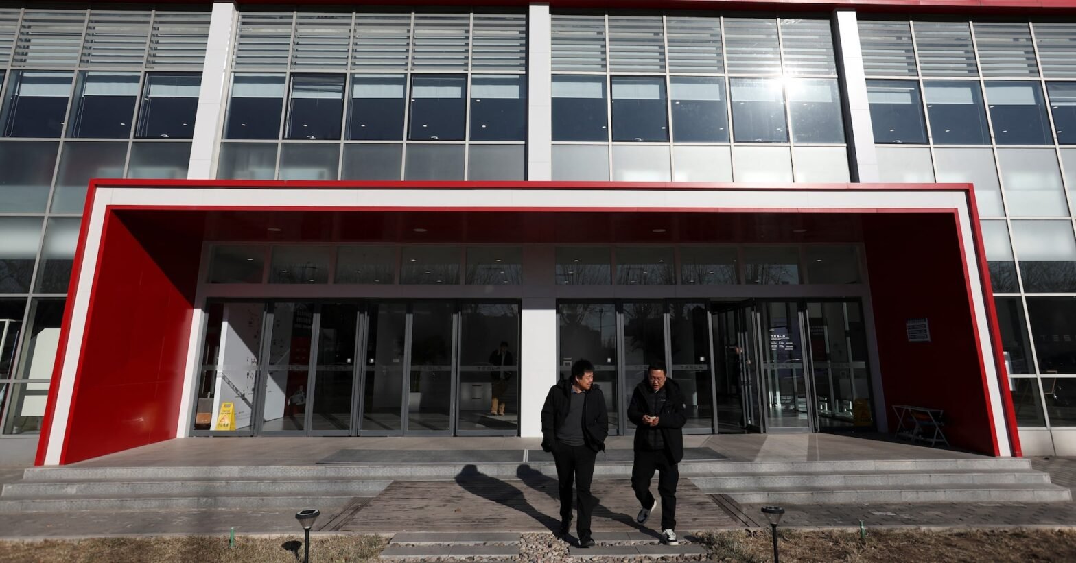 tesla-prepares-to-deploy-full-self-driving-features-in-china,-bloomberg-news-reports