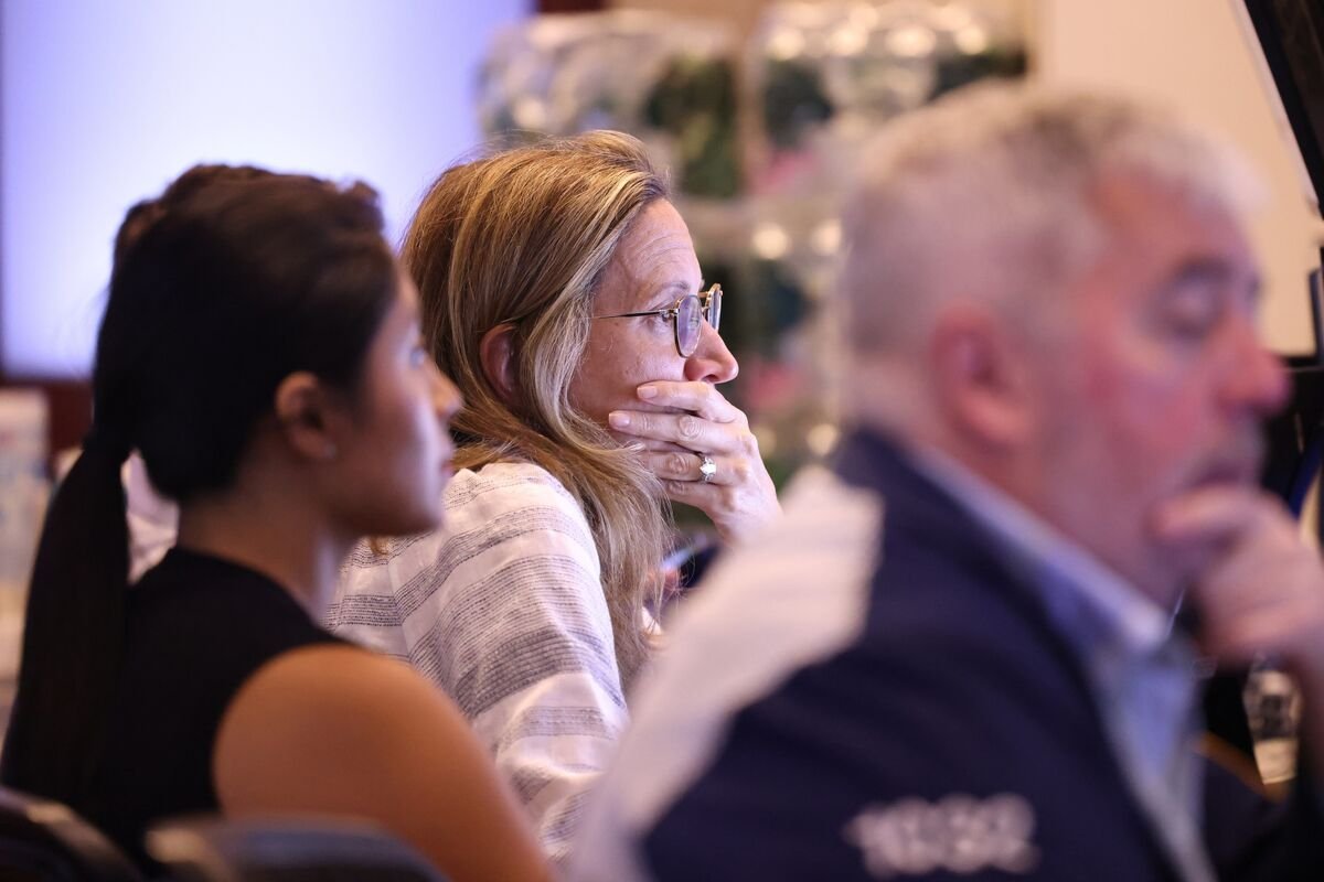 traders-flee-risk,-seek-havens-to-hedge-uncertain-stock-market