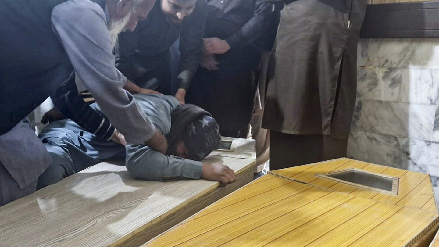 bomba-en-seminario-de-pakistan-mata-a-cinco-fieles-y-hiere-a-decenas-mas-antes-de-ramadan