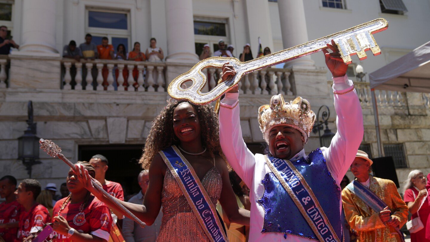 rio’s-carnival-kicks-off-as-mayor-gives-key-to-the-city-to-king-momo