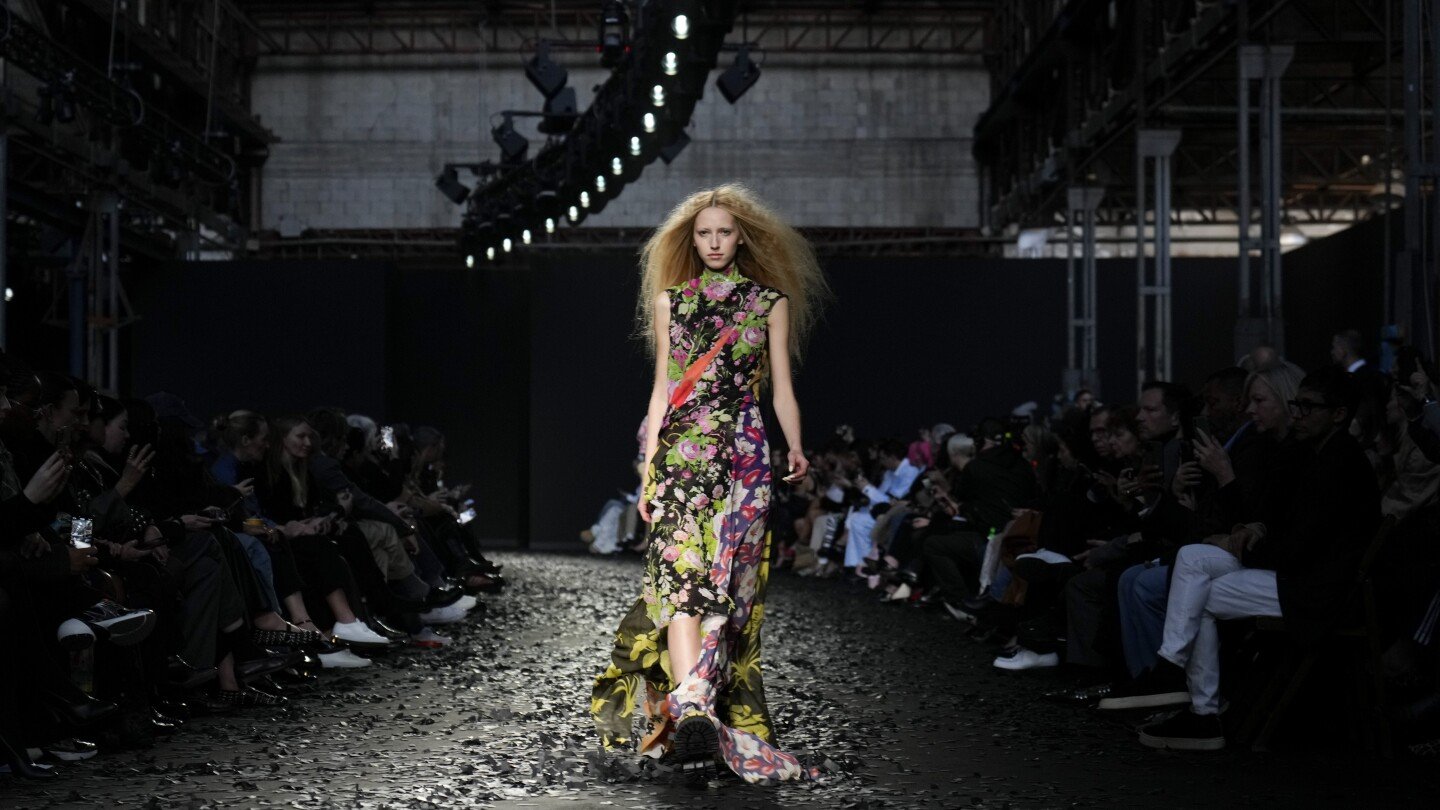 moschino-underlines-playful-collection-with-wake-up-calls:-save-our-sphere-and-don’t-be-silent