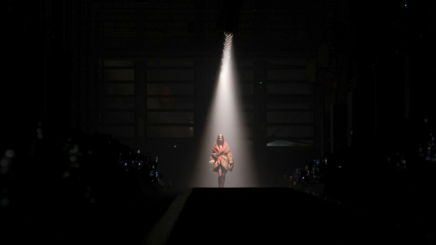 versace-struts-confident-collection-as-rumors-swirl-that-the-milan-fashion-mainstay-is-on-the-market