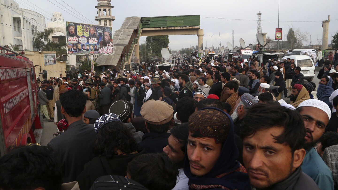 thousands-attend-funeral-for-senior-taliban-linked-cleric-slain-in-pakistan’s-northwest