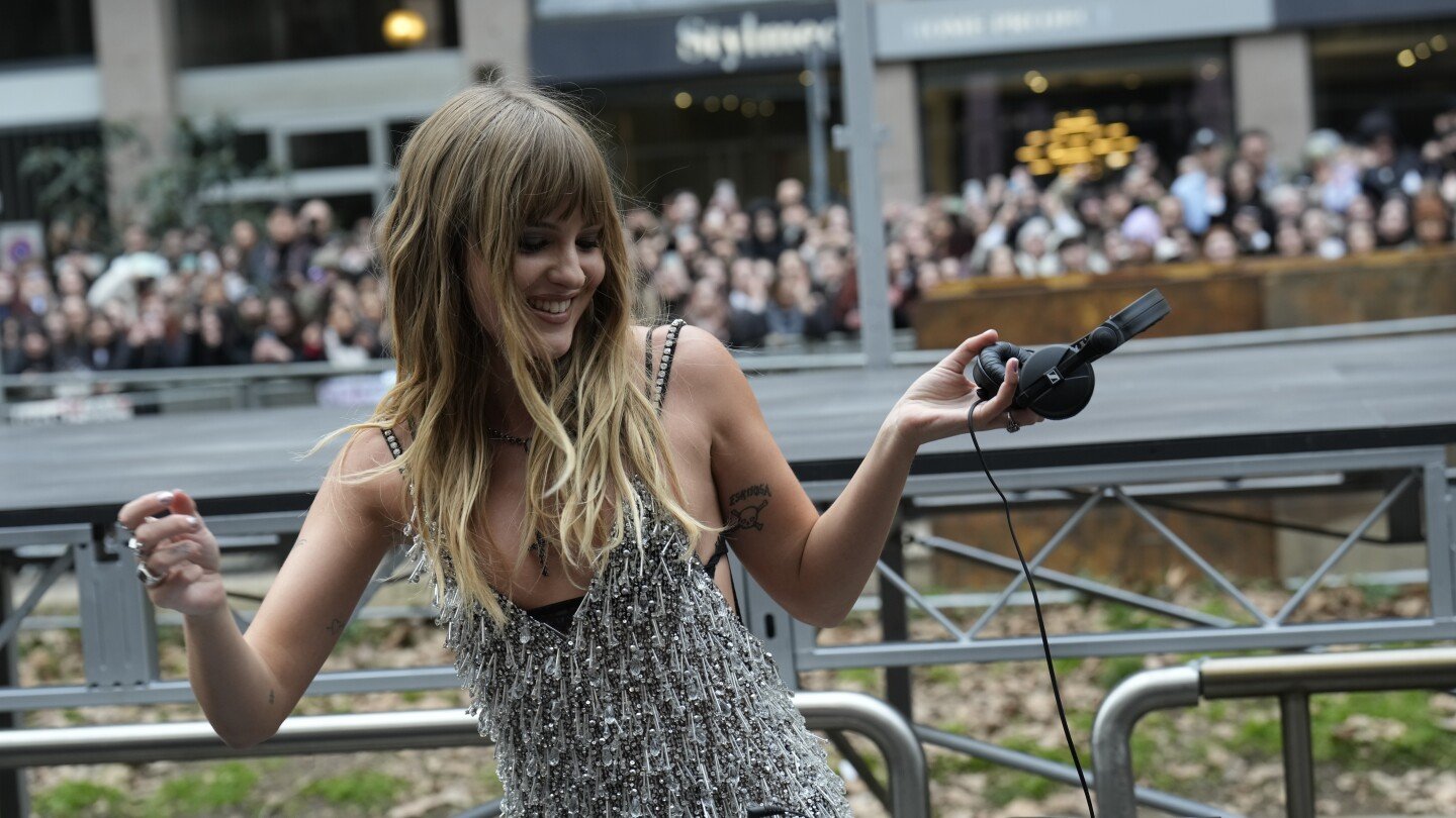rocker-victoria-de-angelis-spins-a-dj-set-as-dolce-&-gabbana’s-milan-show-spills-onto-the-streets