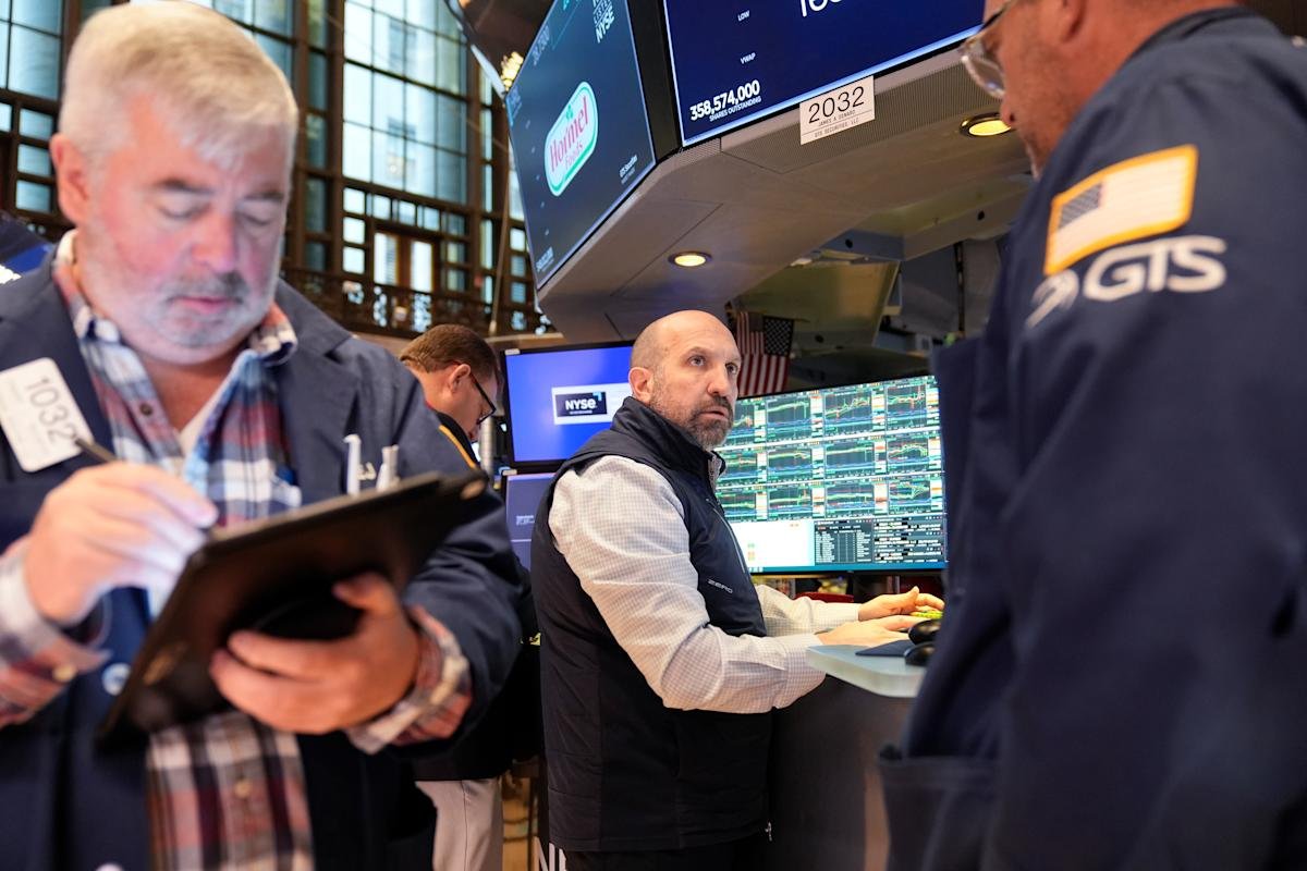 stock-market-today:-s&p-500,-nasdaq,-dow-futures-retreat-after-trump-delivers-his-tariff-salvoes