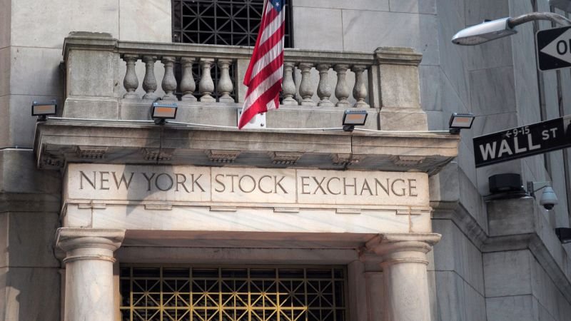 us-stock-futures-fall-as-trump’s-tariffs-threaten-a-dangerous-trade-war