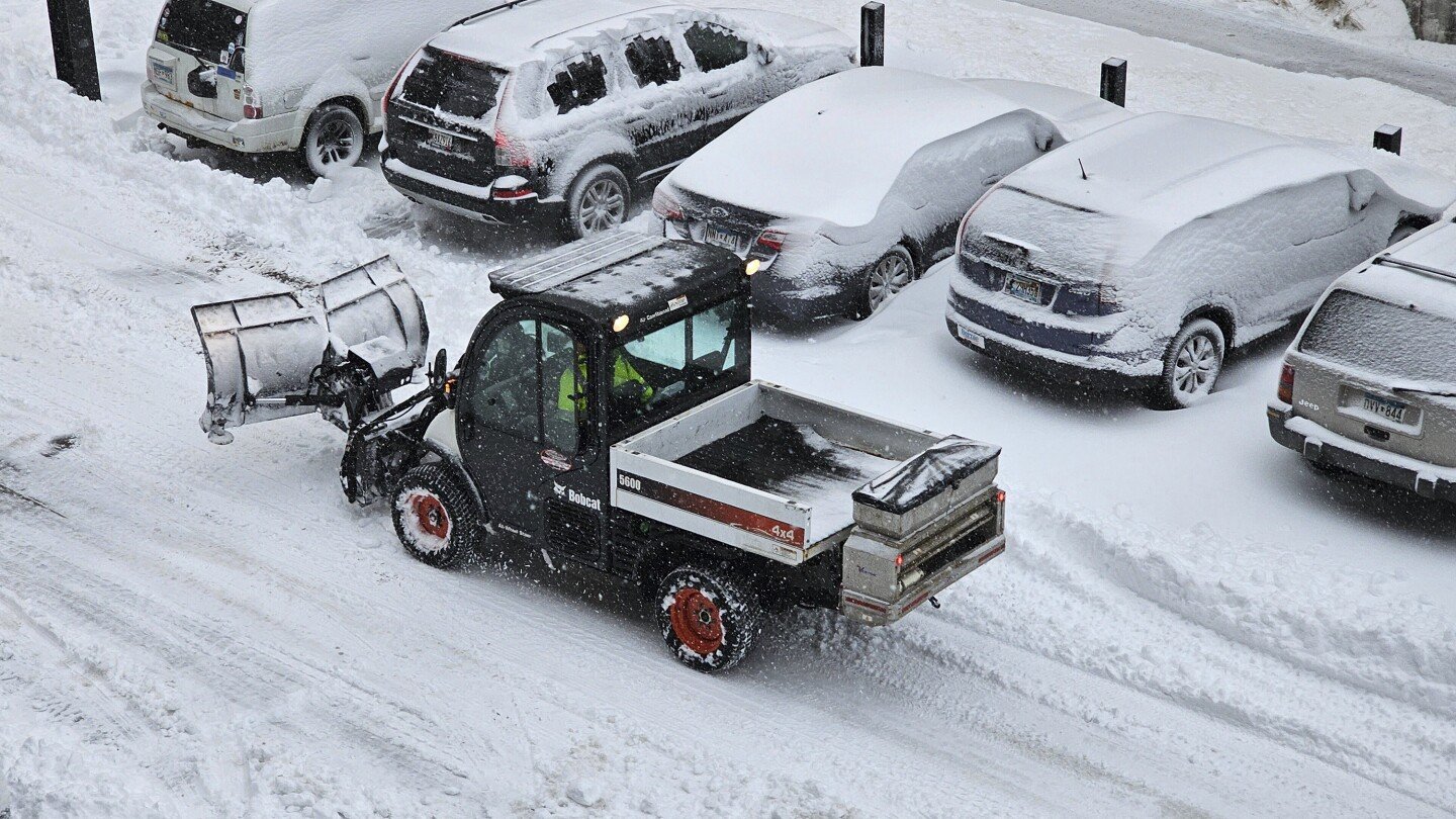 powerful-us-storms-create-blizzard-conditions-and-threaten-to-spawn-more-tornadoes