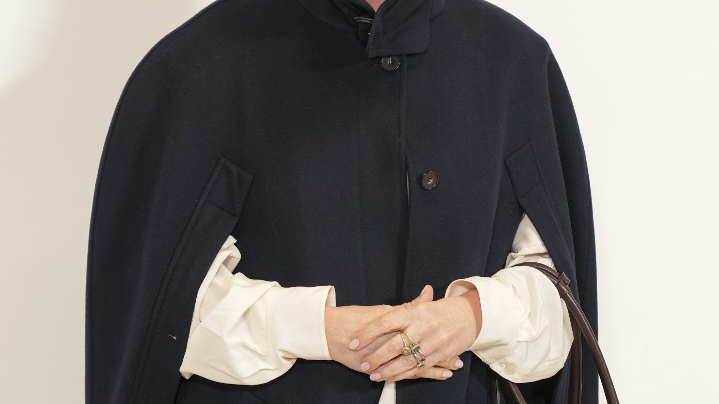 stella-mccartney-puts-provocative-twist-on-the-‘open-office’-at-paris-fashion-week