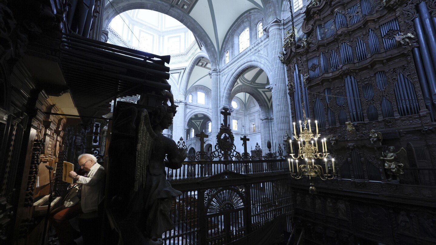 in-mexico-city,-this-german-organist-says-music-is-a-gift-from-god-and-the-organ’s-sound-is-proof