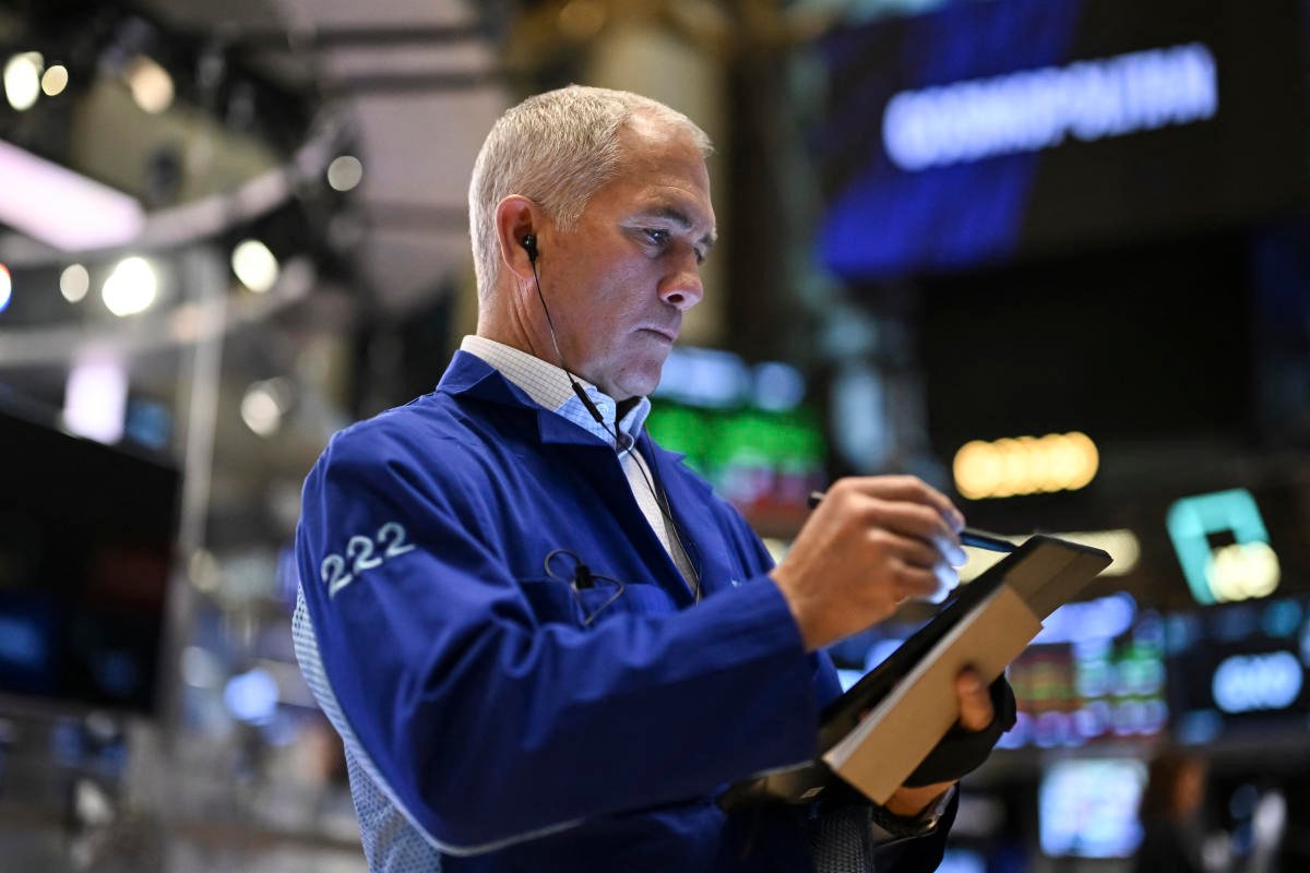 stock-market-today:-dow,-s&p-500,-nasdaq-sink-as-trump-announces-more-tariff-exemptions-on-mexico