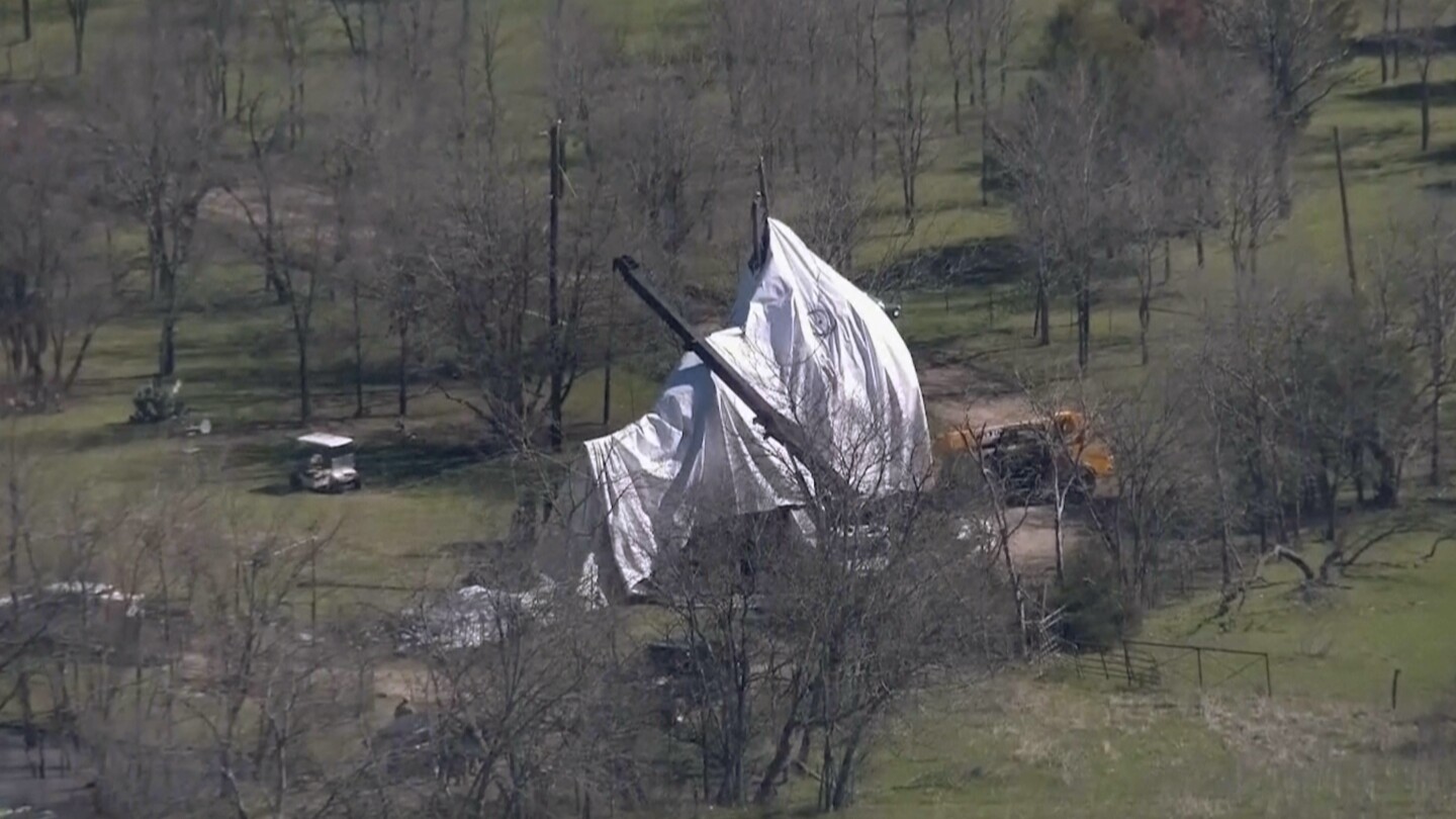 us-surveillance-balloon-breaks-free-near-texas-border-and-travels-to-dallas-area-before-crashing