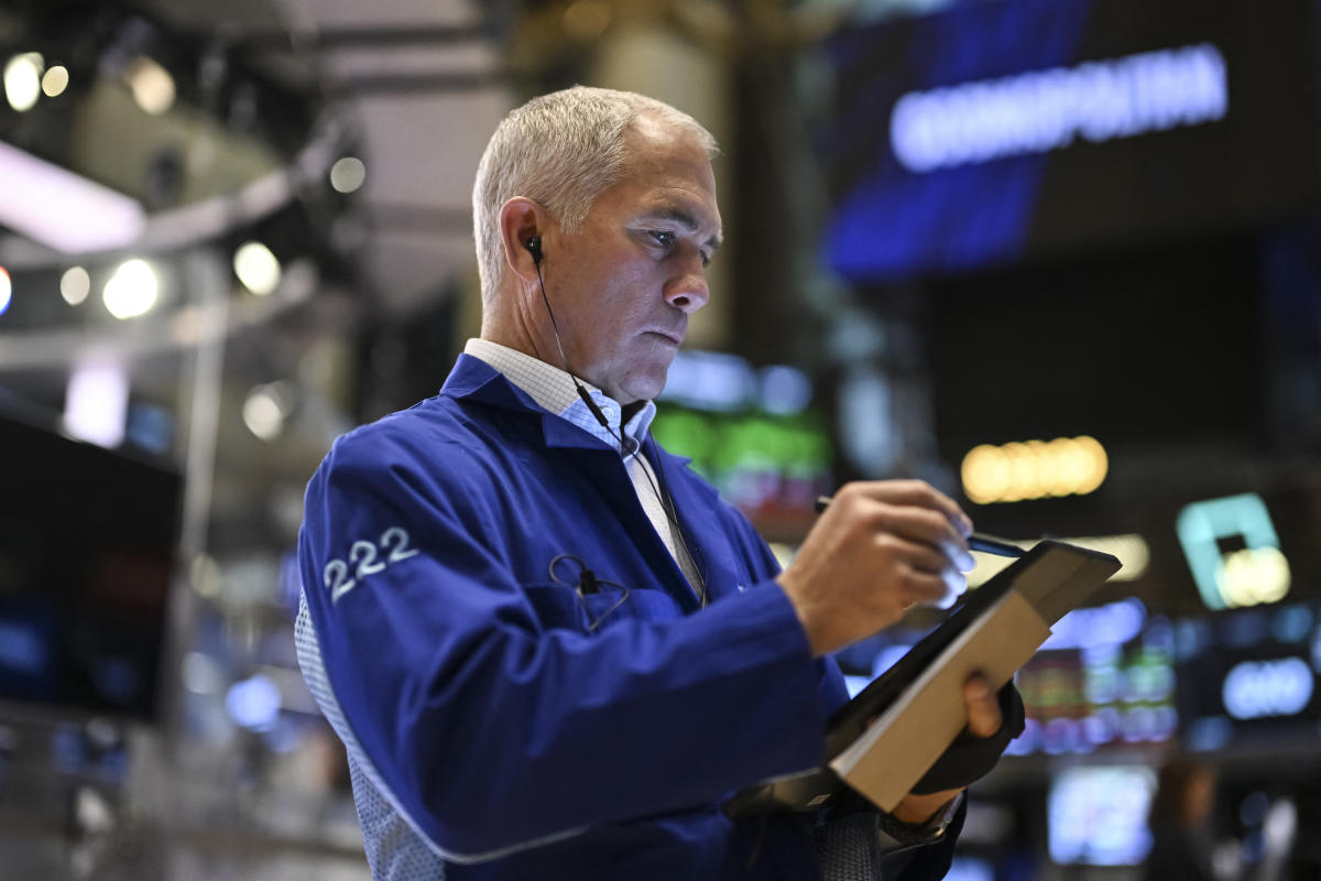 stock-market-today:-nasdaq-enters-correction,-s&p-500-sinks-to-lowest-since-november-as-stocks-get-clobbered-on-trump-tariff-whiplash