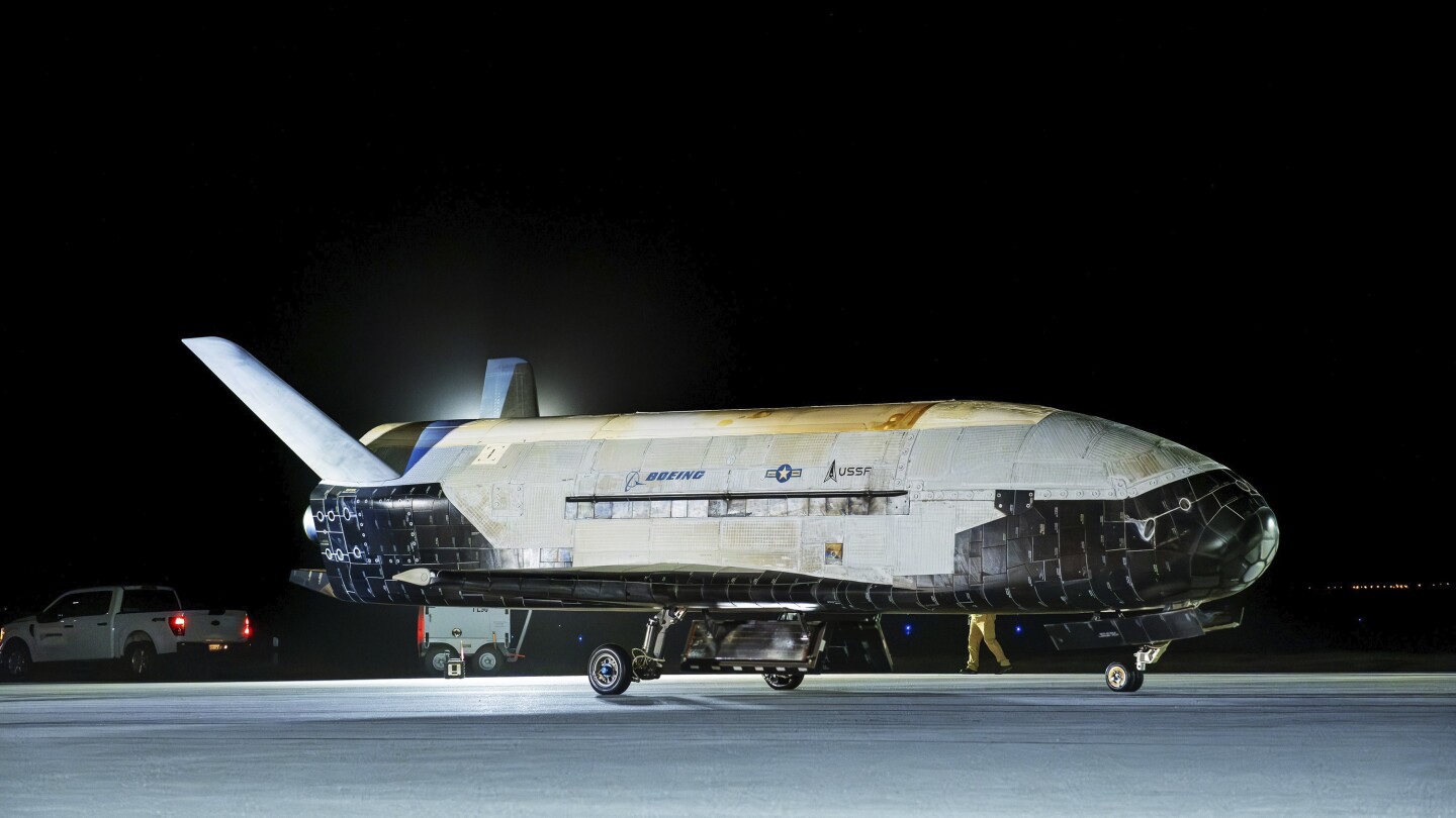 us-military’s-mini-space-shuttle-returns-to-earth-after-orbiting-for-434-days-on-a-secret-mission