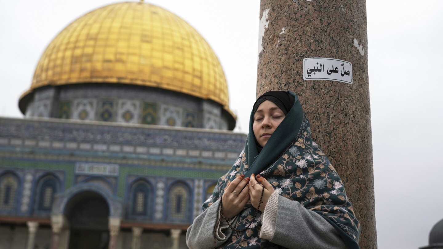 90,000-palestinians-attend-the-first-friday-prayers-of-ramadan-in-jerusalem