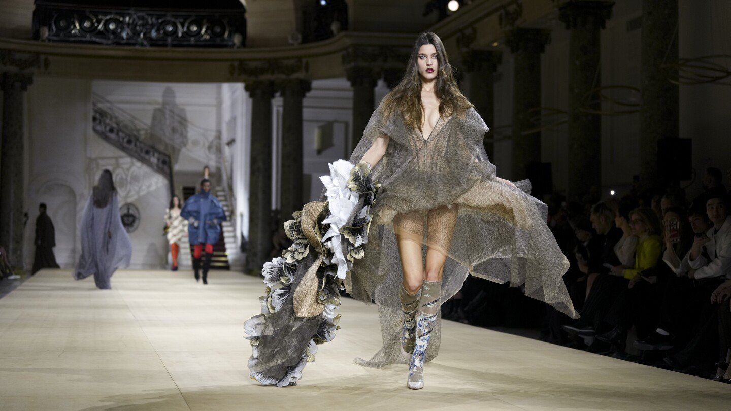 andreas-kronthaler-honors-westwood-with-a-theatrical,-rule-breaking-vision-at-paris-fashion-week