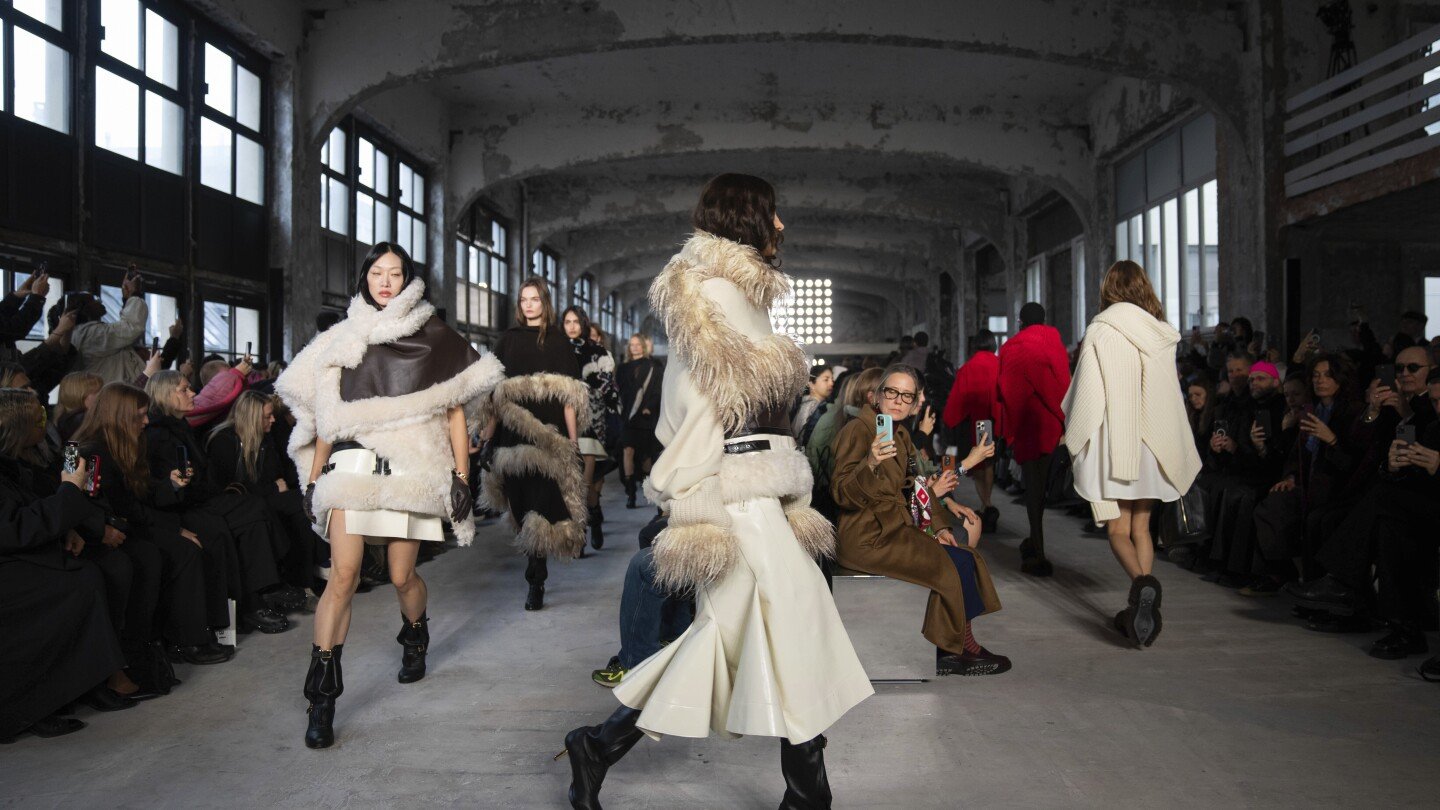at-sacai,-a-masterclass-in-wrapping-and-reinvention-on-the-paris-runway