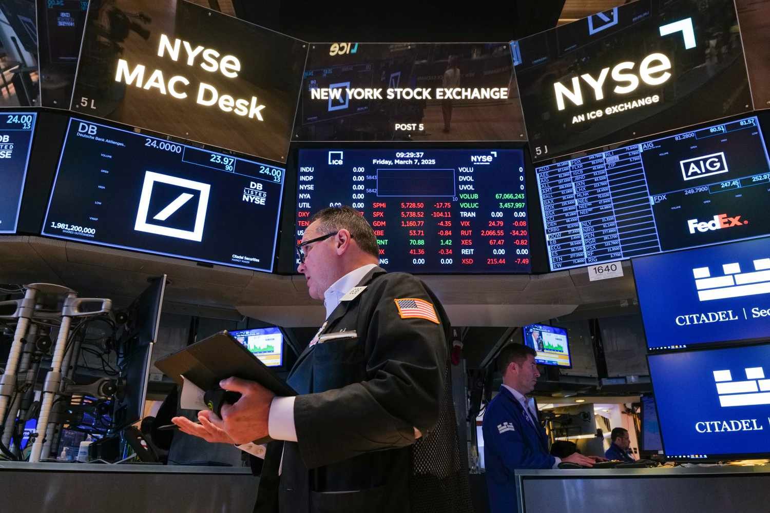 dow-jones-today:-stock-futures-point-to-sharply-lower-open-monday-as-volatile-trading-continues;-tesla-continues-sliding