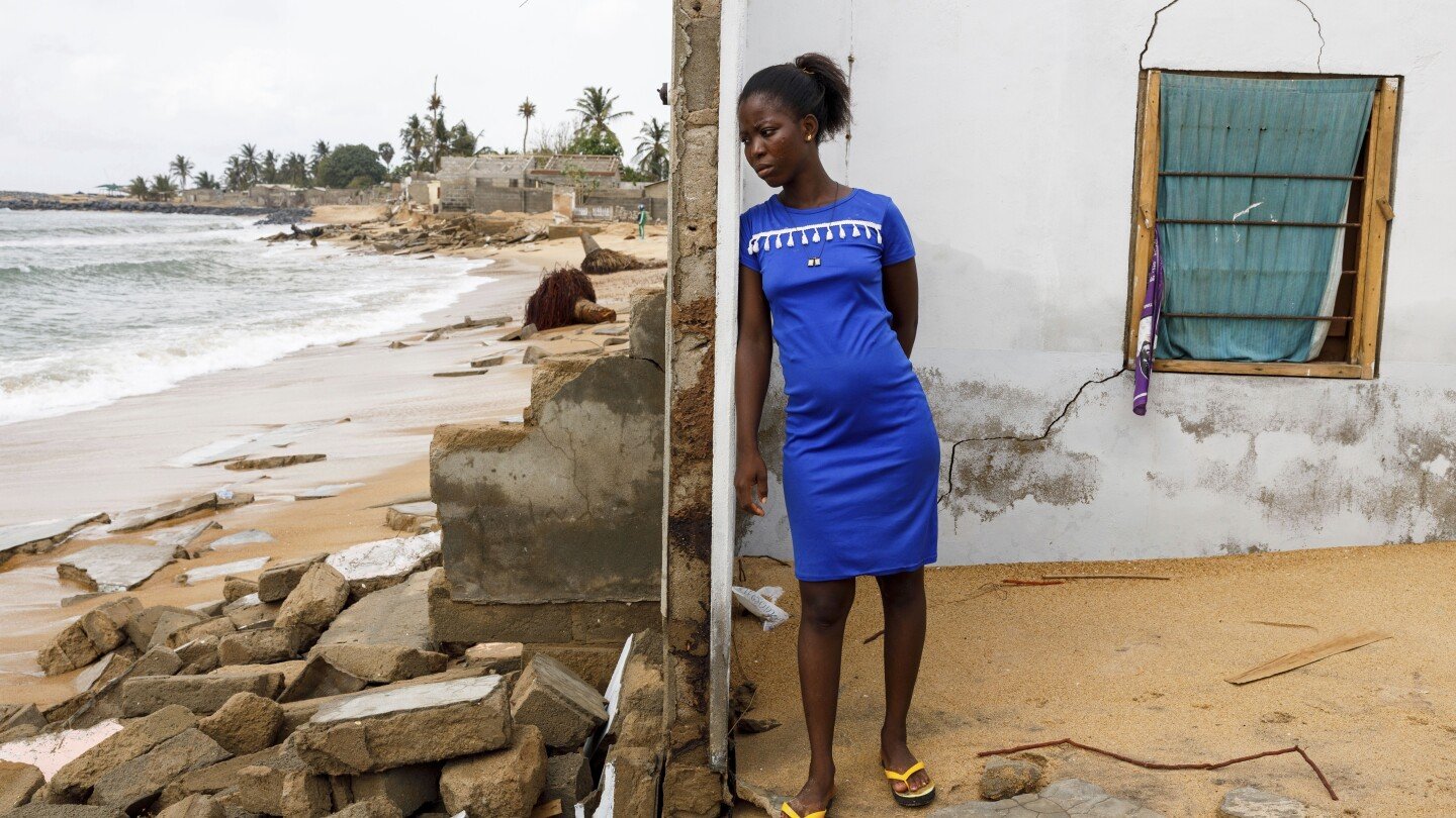 ap-photos:-‘we-don’t-have-anywhere-to-go.’-in-ghana,-rising-seas,-powerful-waves-sweep-away-homes