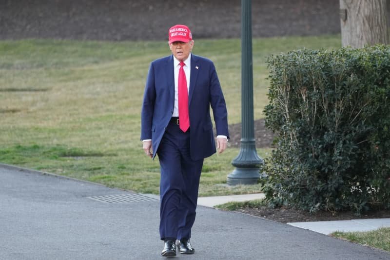 us-stock-markets-fall-as-white-house-points-to-corporate-investments