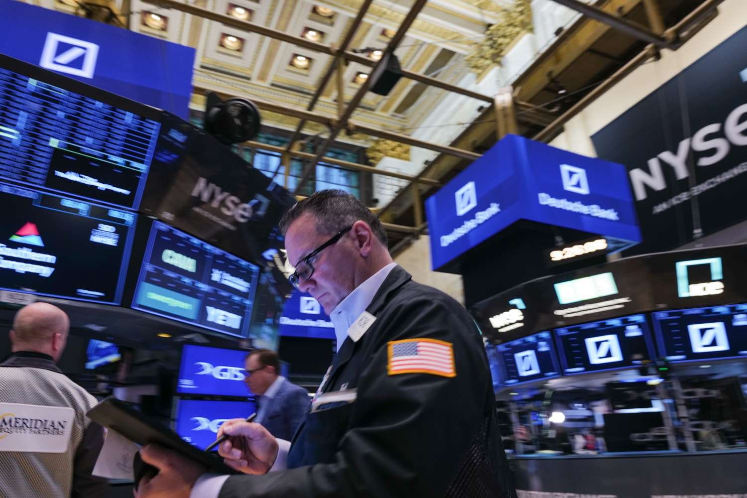 dow-jones-today:-stock-futures-rise-as-market-aims-to-rebound-from-worst-day-of-2025;-airline-stocks-drop-on-demand-concerns