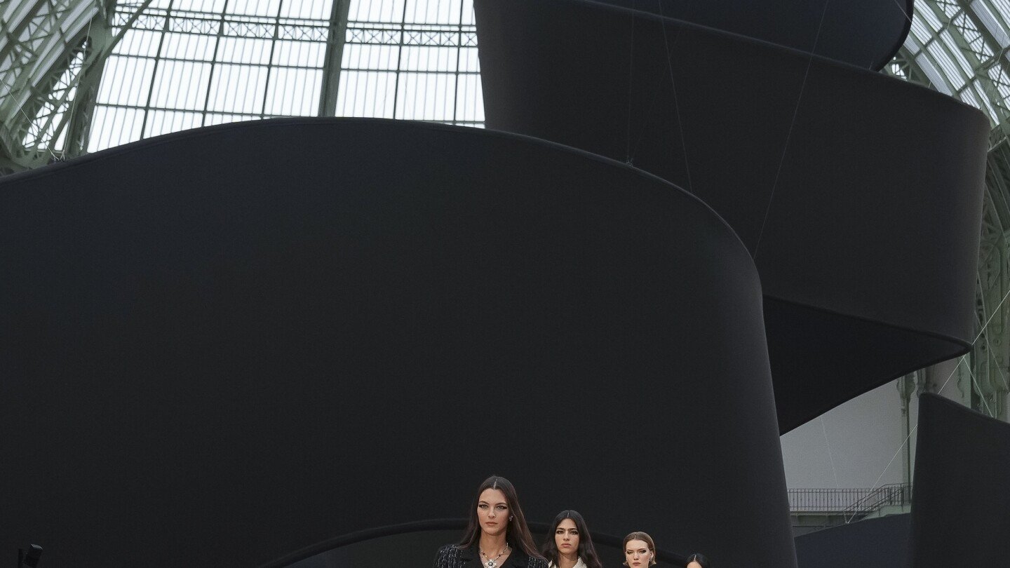 chanel’s-grand-bow-to-the-future:-the-fashion-juggernaut-dazzles-even-without-a-designer