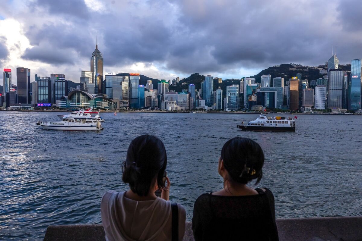 hong-kong’s-stock-market-booms-with-wall-street-in-turmoil