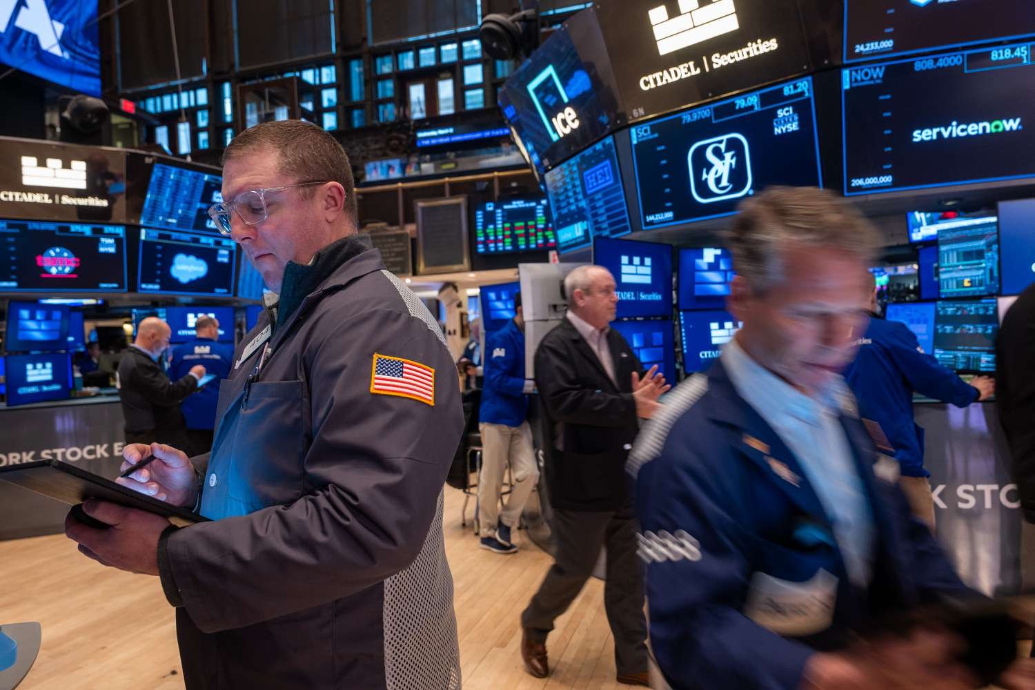 dow-jones-today:-stock-futures-slip-ahead-of-economic-data-releases;-intel-jumps-after-new-ceo-named