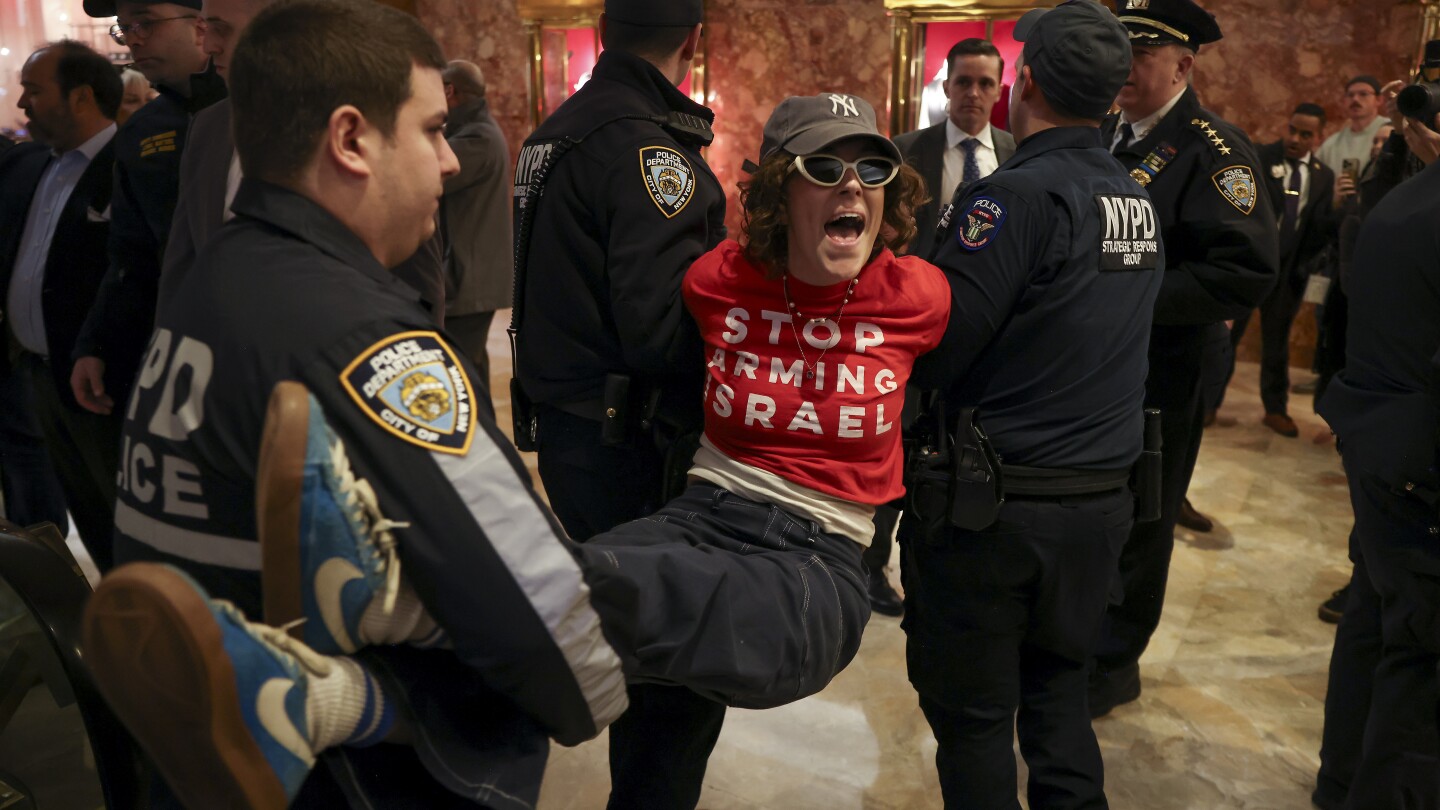 jewish-group-fills-trump-tower’s-lobby-to-protest-effort-to-deport-pro-palestinian-columbia-activist