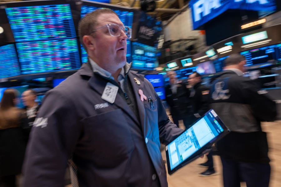 stock-market-slump:-dow-drops-over-500-points,-nasdaq-falls-as-trump-tariff-backlash-intensifies