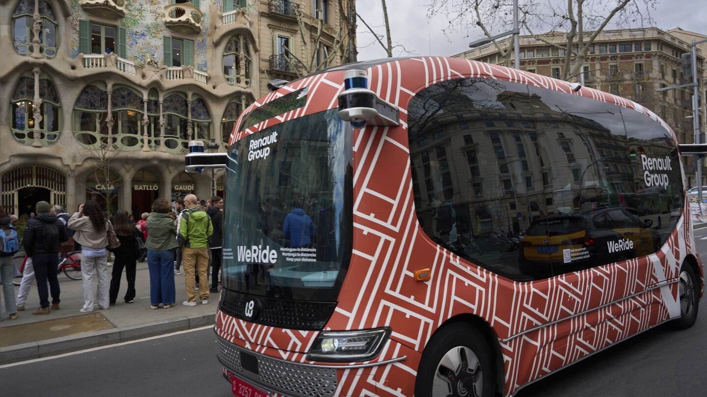 driverless-‘bus-of-the-future’-is-tested-in-barcelona