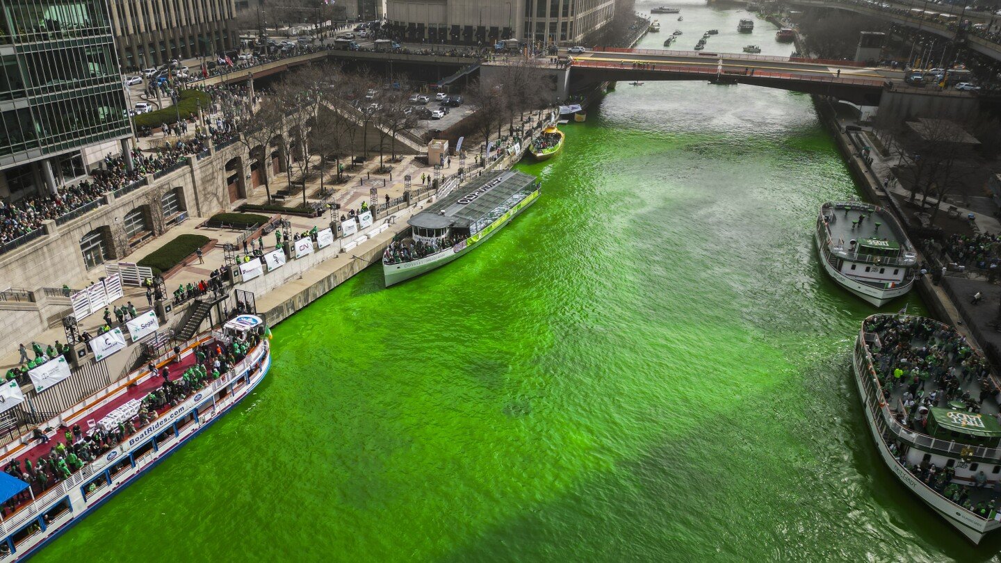 chicago-dyes-its-river-bright-green-as-it-opens-st.-patrick’s-day-celebrations