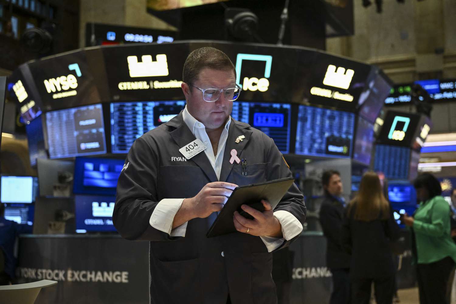 dow-jones-today:-stock-futures-slip-after-two-days-of-gains-as-investors-await-nvidia-ai-event,-fed-meeting