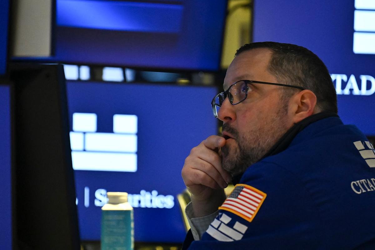 stock-market-today:-nasdaq-leads-stocks-lower,-nvidia-falls-over-3%-as-tech-rout-resumes-ahead-of-fed-decision