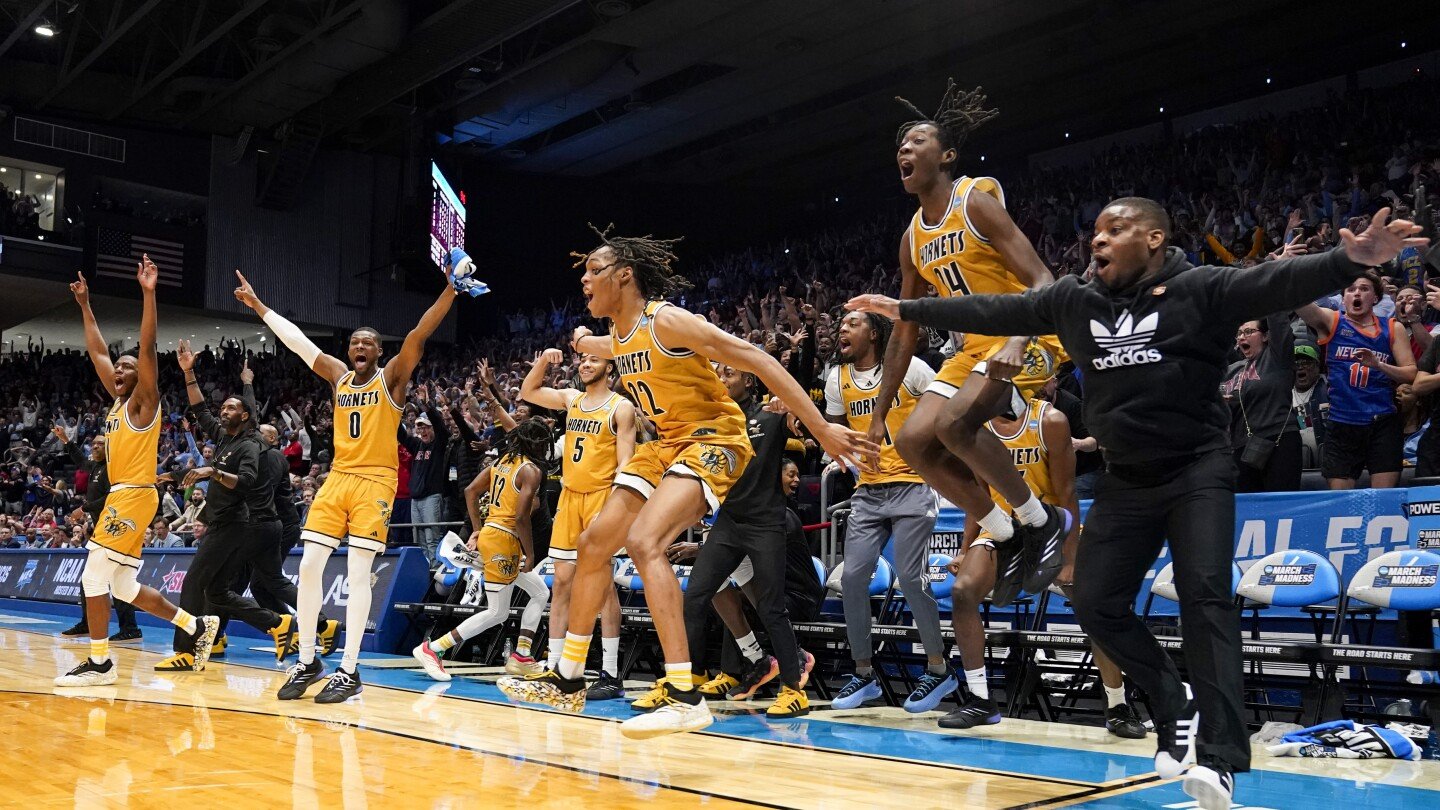 knox’s-last-second-layup-lifts-alabama-state-over-saint-francis-70-68-in-first-four