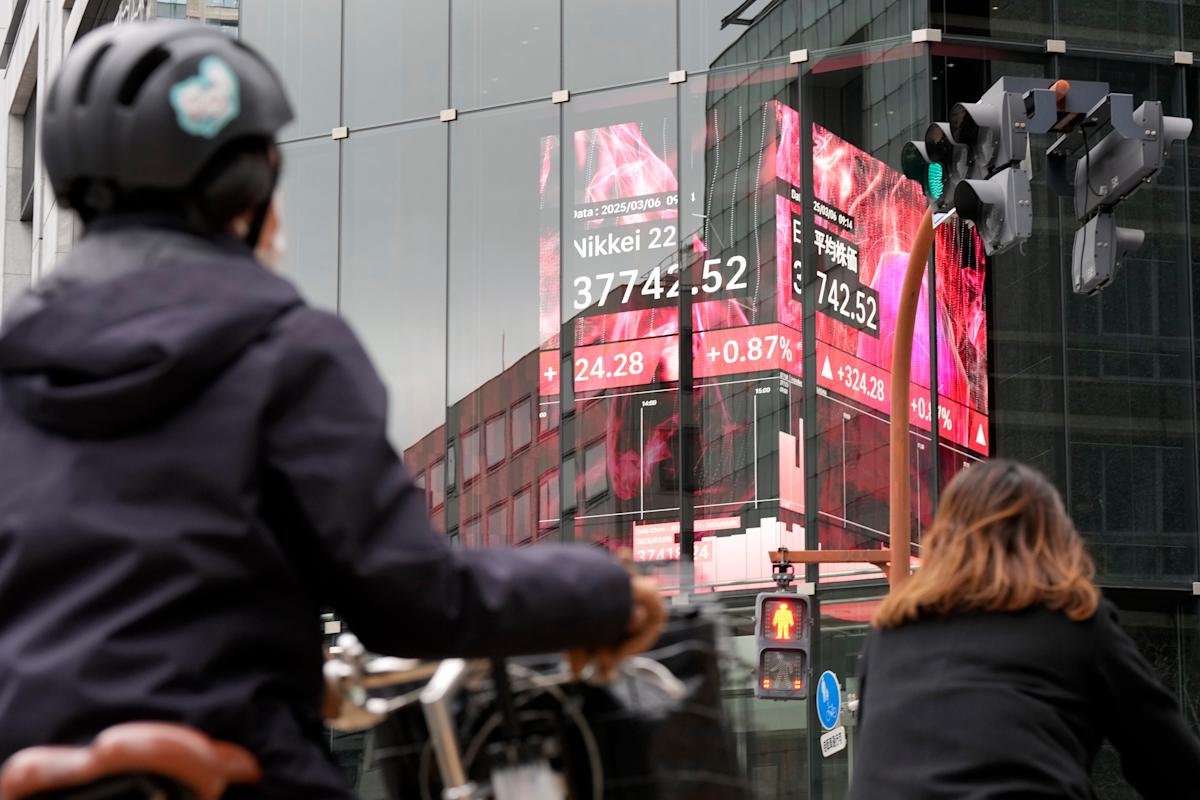 stock-market-today:-asian-shares-are-mixed-after-wall-street-falls-back-ahead-of-fed-rate-decision