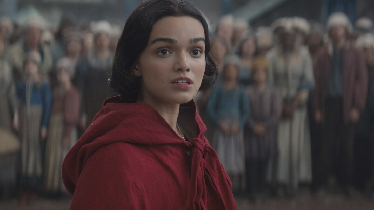 movie-review:-‘snow-white’-is-no-poisoned-apple-but-it-doesn’t-whistle