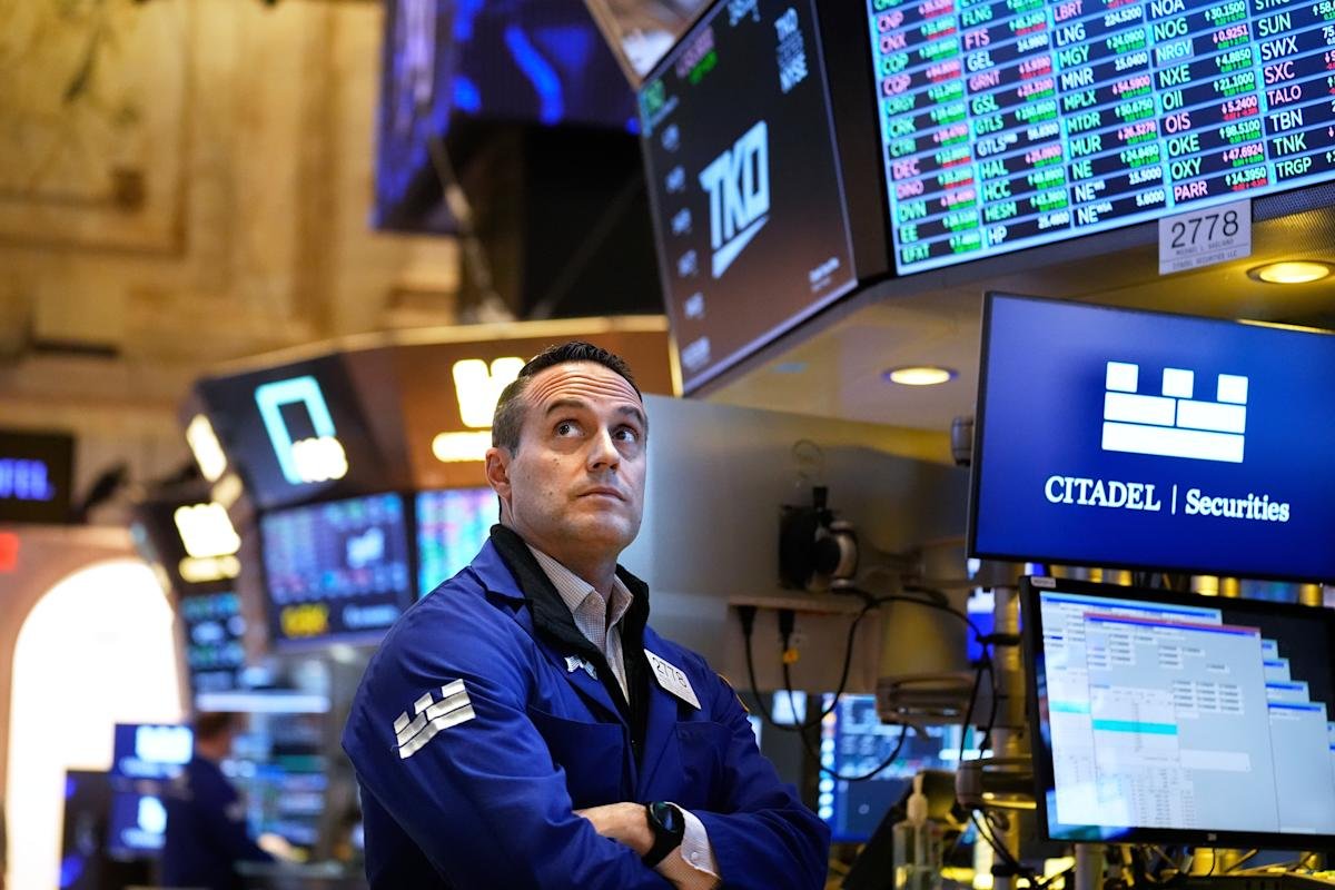 stock-market-today:-dow,-s&p-500,-nasdaq-futures-slide-as-fed-fueled-rally-falters