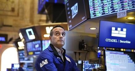 stock-market-today:-wall-street-rises-on-signals-the-us-economy-remains-solid,-for-now-at-least