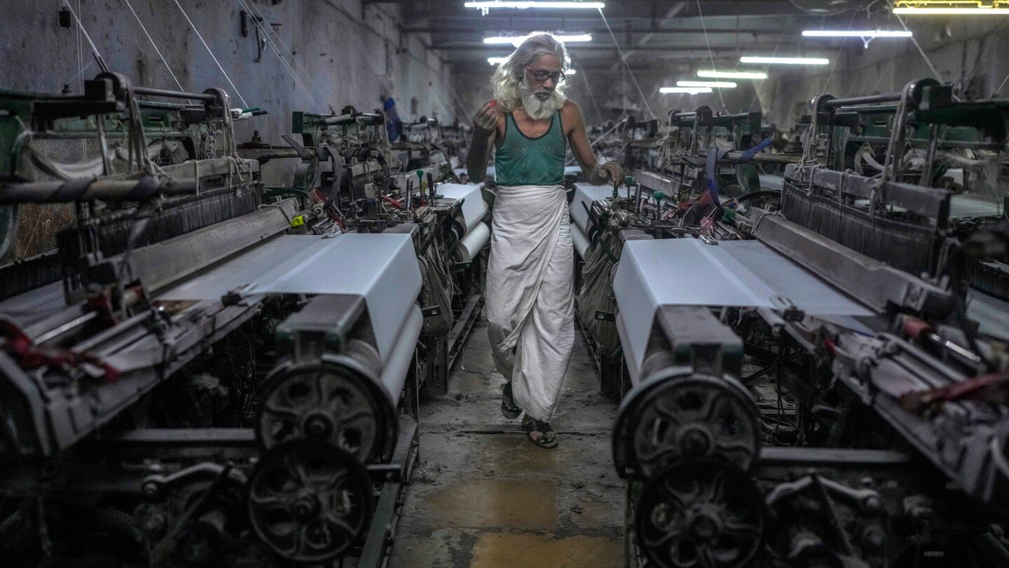 ap-photos:-decades-old-weaving-businesses-near-india’s-financial-capital-struggle-to-survive