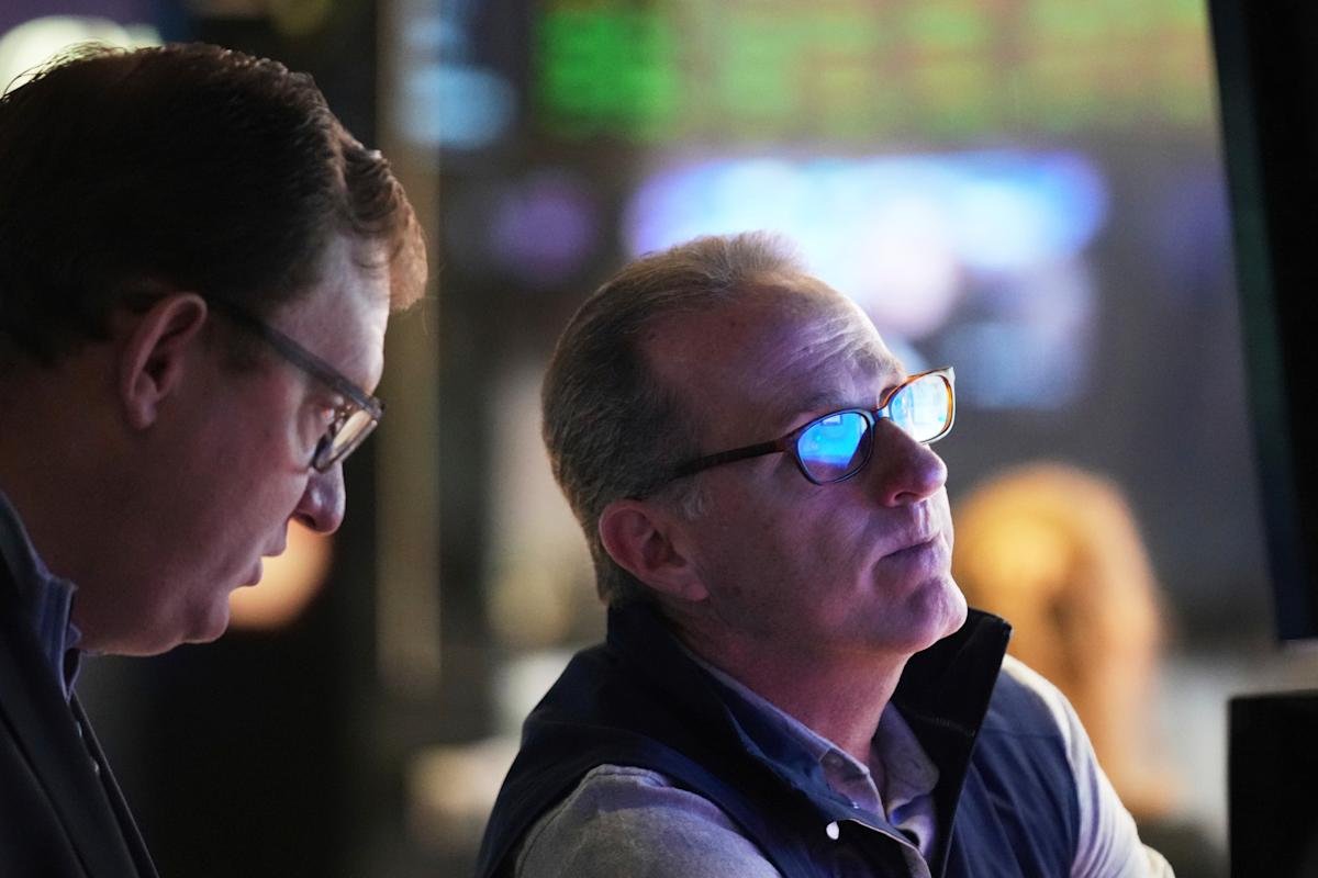 stock-market-today:-s&p-500,-nasdaq-notch-3rd-day-of-gains-as-consumer-confidence-tumbles