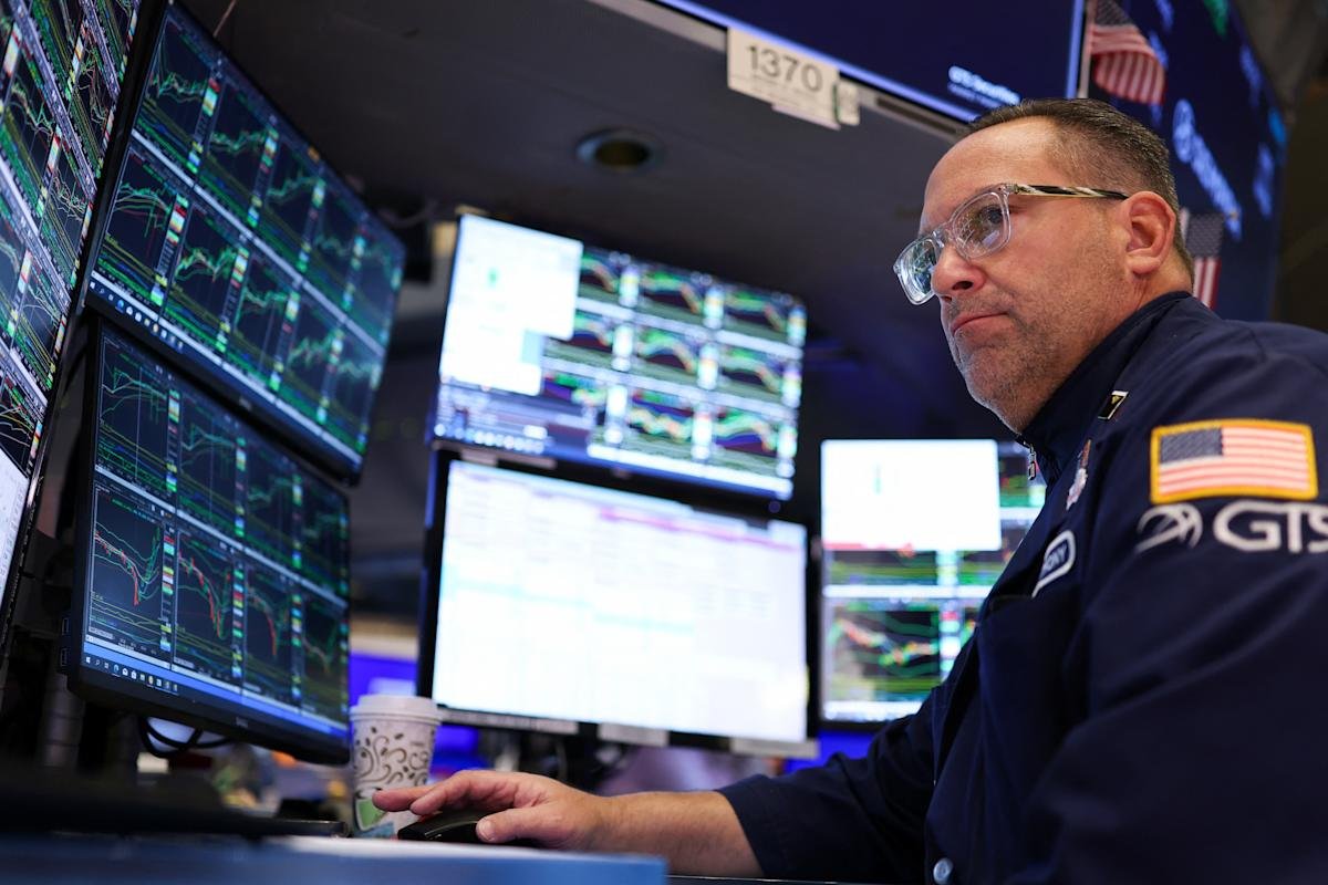 stock-market-today:-dow,-s&p-500,-nasdaq-tank-as-inflation-fears,-tariffs-spark-tech-sell-off