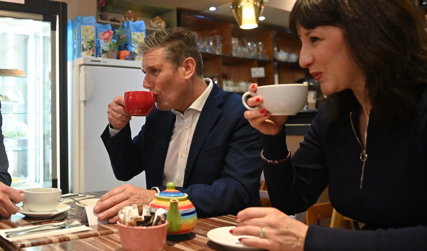 British Prime Minister Keir Starmer (L) and Chancellor of the Exchequer Rachel Reeves (R) drink tea during a visit to local businesses in September 26, 2021.