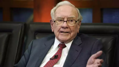 What Warren Buffett's $334 billion cash pile says about his view of the market — and life