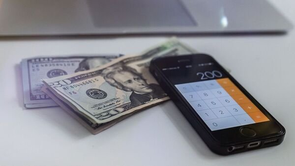 Dollar-cost averaging performs well in rising markets but lags in downturns. (Image: Pixabay)